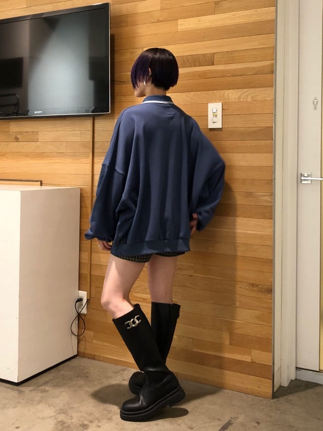 その他のその他パンツ、ブラック系のブーツ、ブルー系のスウェットを着用したレディースの冬コーディネートの3枚目の写真