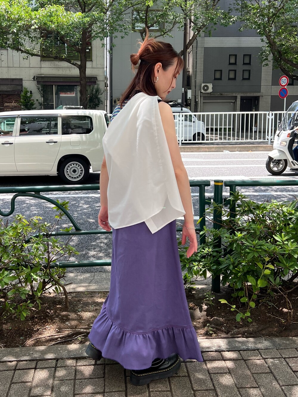 パープル系のニット/セーター、ホワイト系のシャツ/ブラウス、パープル系のワンピースを着用したレディースの夏コーディネートの4枚目の写真