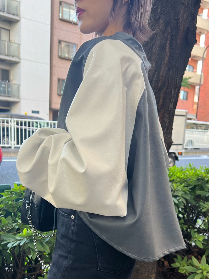 ブラック系のニット/セーター、ホワイト系のスニーカー、ブラック系のデニムパンツを着用したレディースの秋コーディネートの8枚目の写真