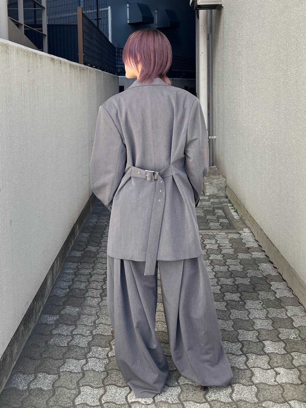 グレー系のテーラードジャケット、グレー系のスラックス、ブルー系のTシャツ/カットソーを着用したレディースの春コーディネートの4枚目の写真