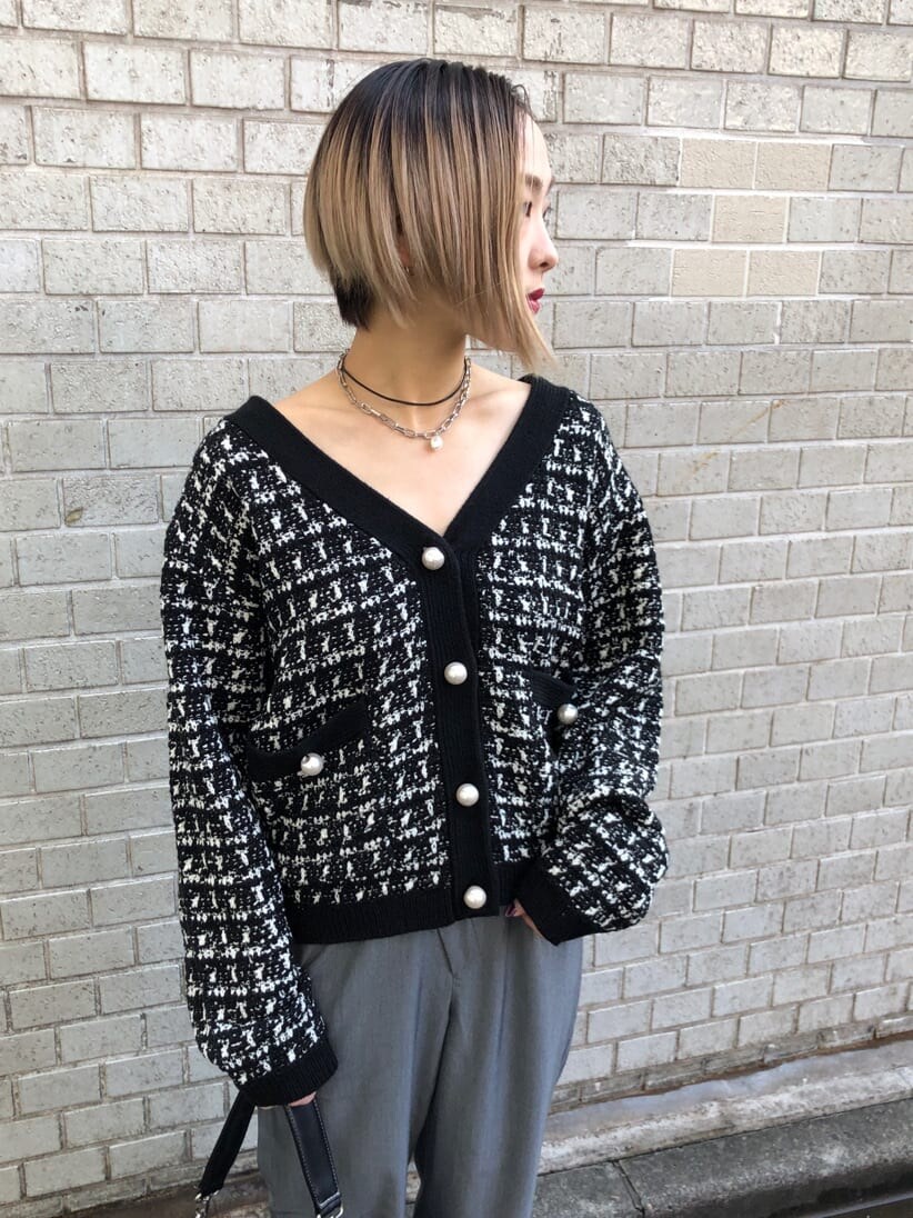 グレー系のスラックス、ブラック系のハンドバッグ、ブラック系のカーディガン/ボレロを着用したレディースの冬コーディネートの4枚目の写真