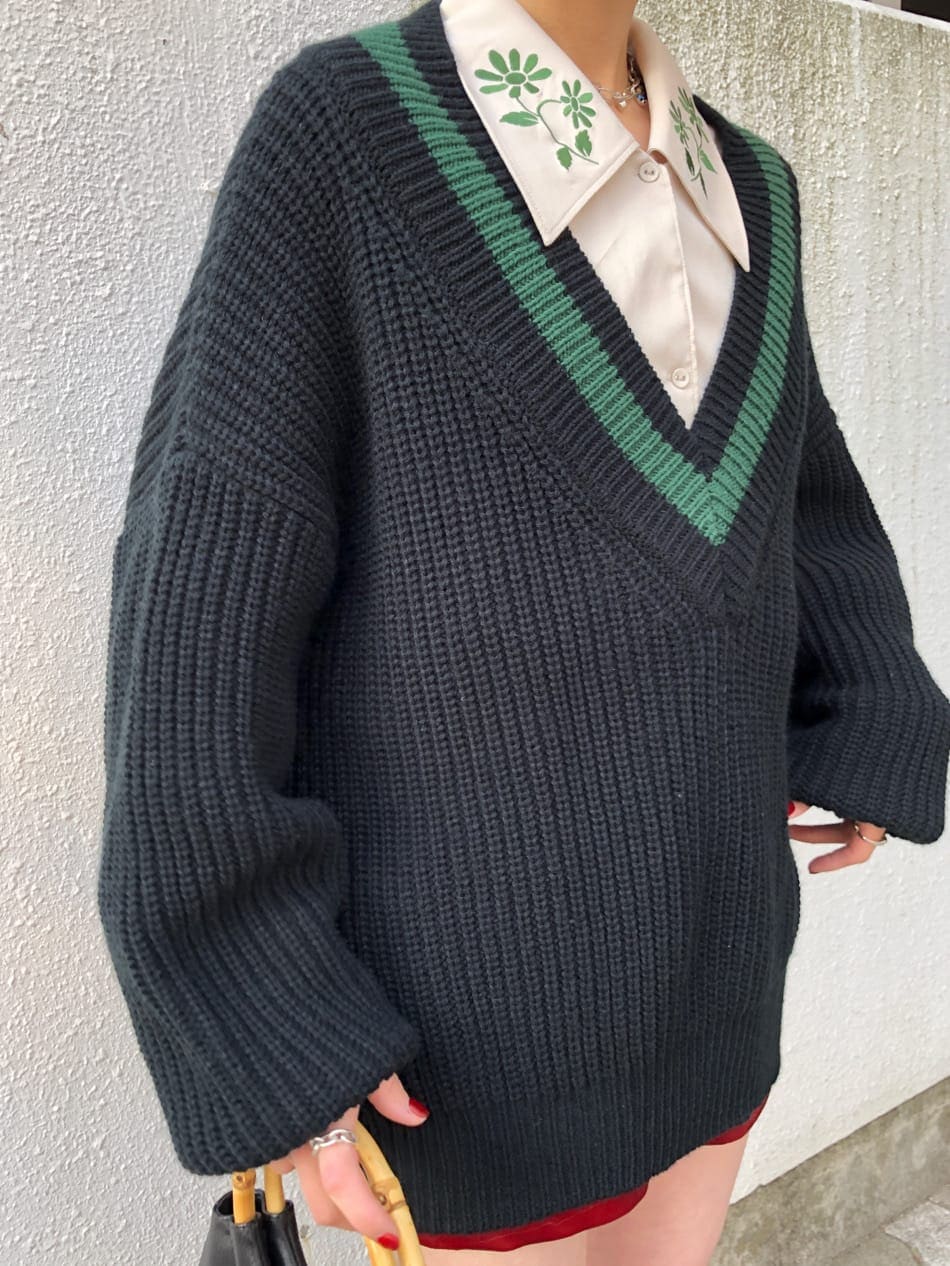 ブラック系のワンピース、ブラック系のハンドバッグ、ホワイト系のシャツ/ブラウスを着用したレディースの冬コーディネートの6枚目の写真