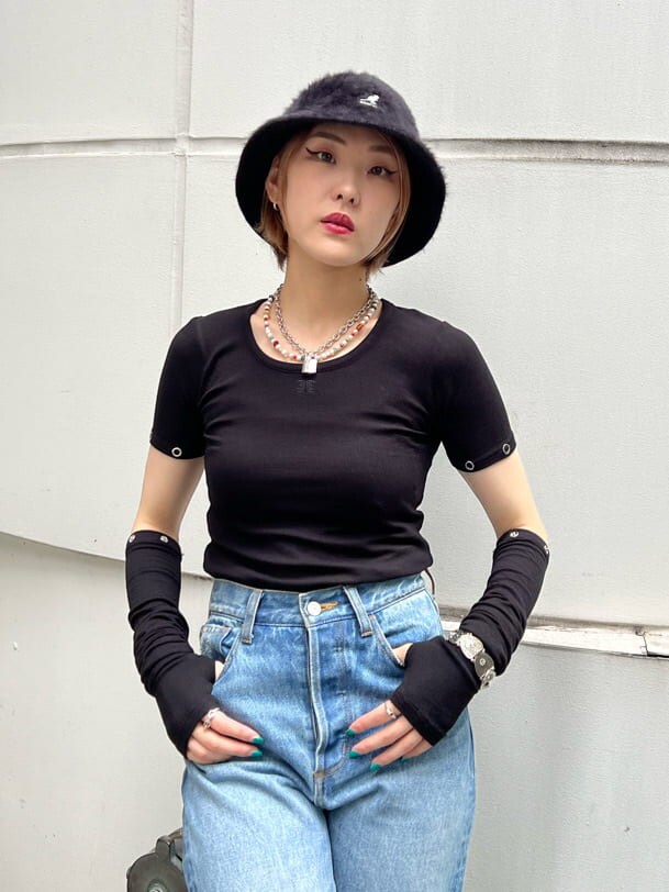 ブラック系のブーツ、ブルー系のデニムパンツ、ブラック系のTシャツ/カットソーを着用したレディースの夏コーディネートの9枚目の写真