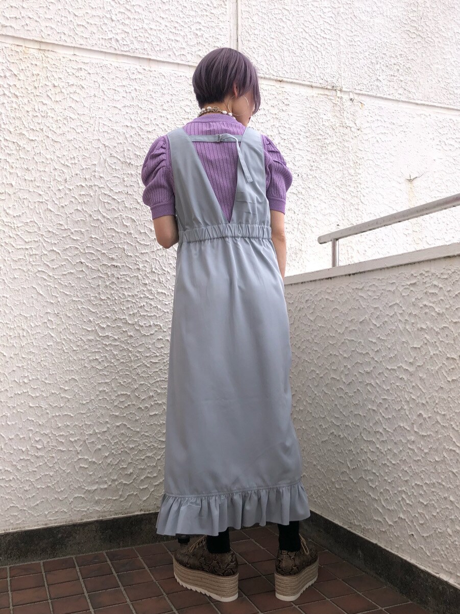 その他のローファー、ブルー系のワンピース、パープル系のニット/セーターを着用したレディースの春コーディネートの3枚目の写真