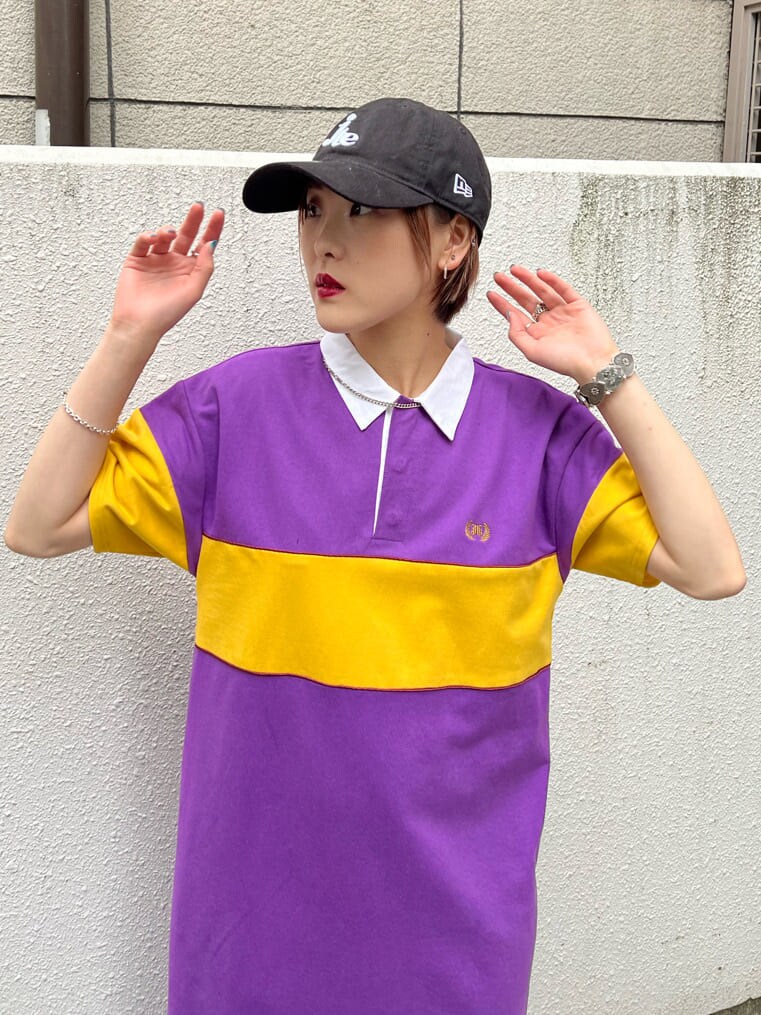 パープル系のワンピース、ブラック系のローファー、ブラック系のキャップを着用したレディースの春コーディネートの5枚目の写真