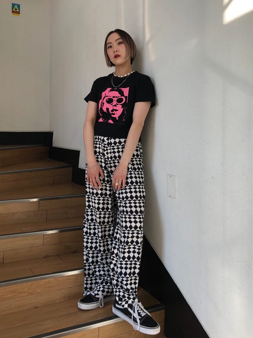 ブラック系のTシャツ/カットソー、その他のその他パンツを着用したレディースの春コーディネートの2枚目の写真