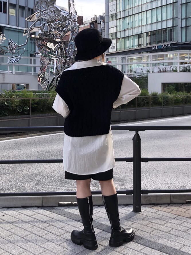 ブラウン系のムートンコート、ブラック系のシャツワンピース、ブラック系のハットを着用したレディースの秋コーディネートの6枚目の写真