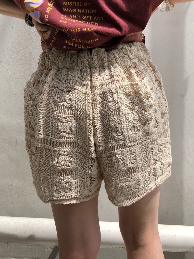 ホワイト系のその他パンツ、レッド系のTシャツ/カットソー、シルバー系のチョーカーを着用したレディースの夏コーディネートの7枚目の写真
