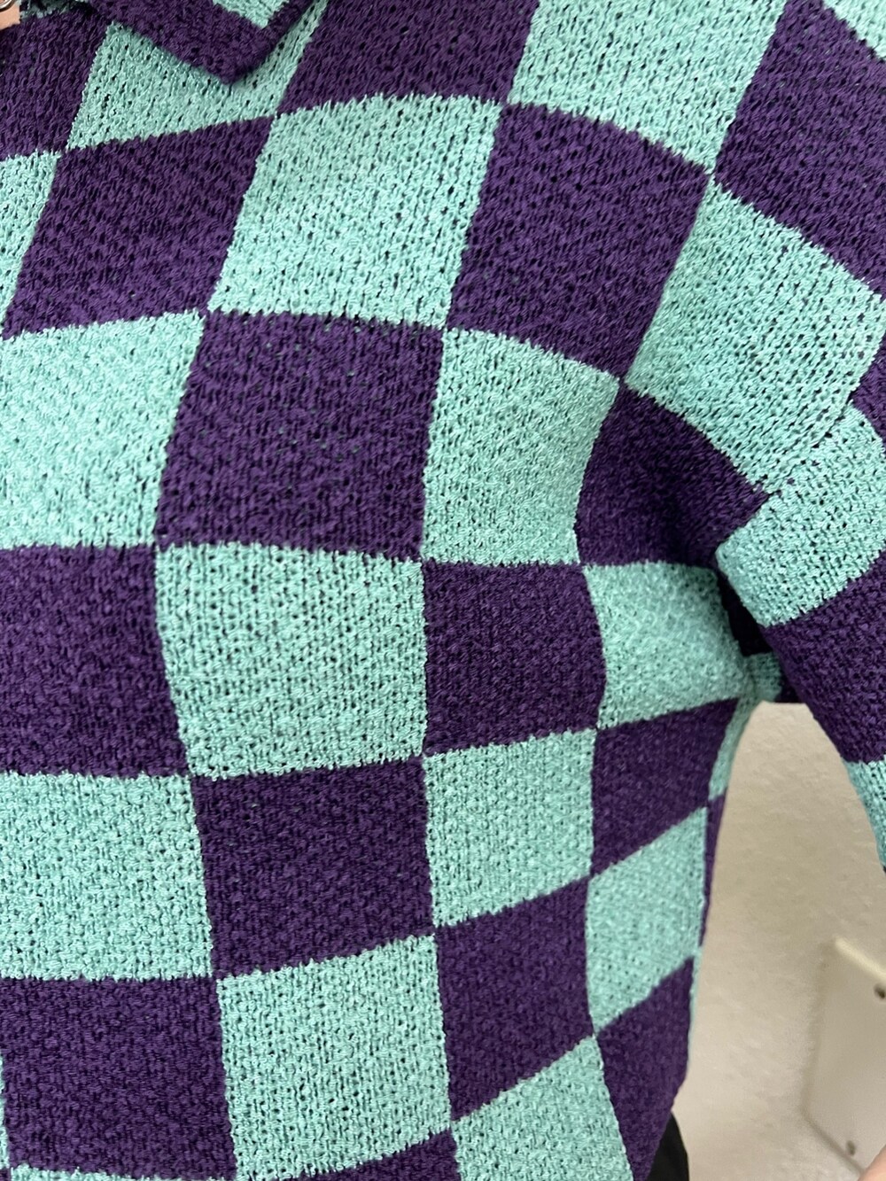 ブラック系のカーゴパンツ、パープル系のカーディガン/ボレロ、ブラック系のキャップを着用したレディースの春コーディネートの10枚目の写真