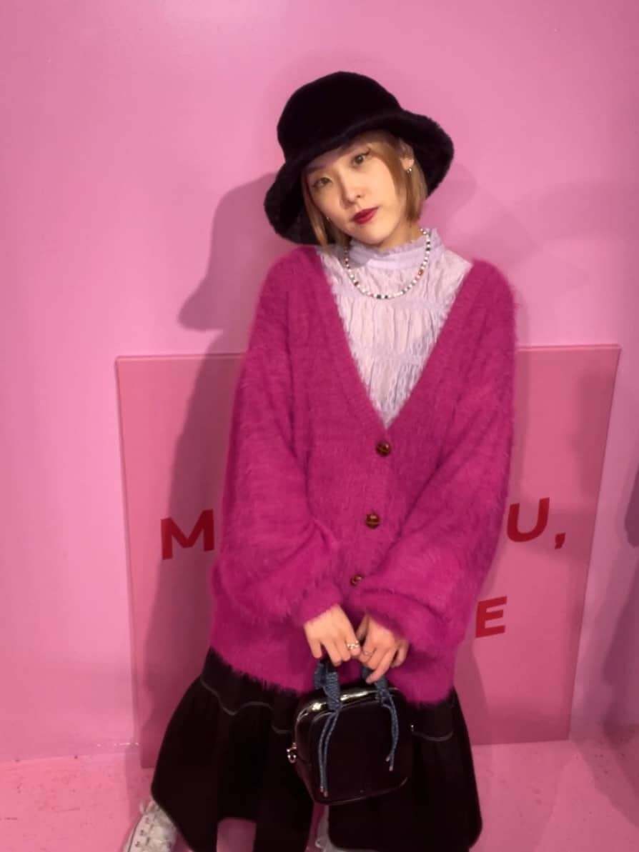 ブラック系のワンピース、パープル系のシャツ/ブラウス、ピンク系のカーディガン/ボレロを着用したレディースの秋コーディネートの7枚目の写真