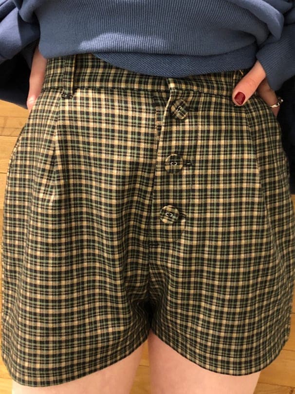 その他のその他パンツ、ブラック系のブーツ、ブルー系のスウェットを着用したレディースの冬コーディネートの6枚目の写真