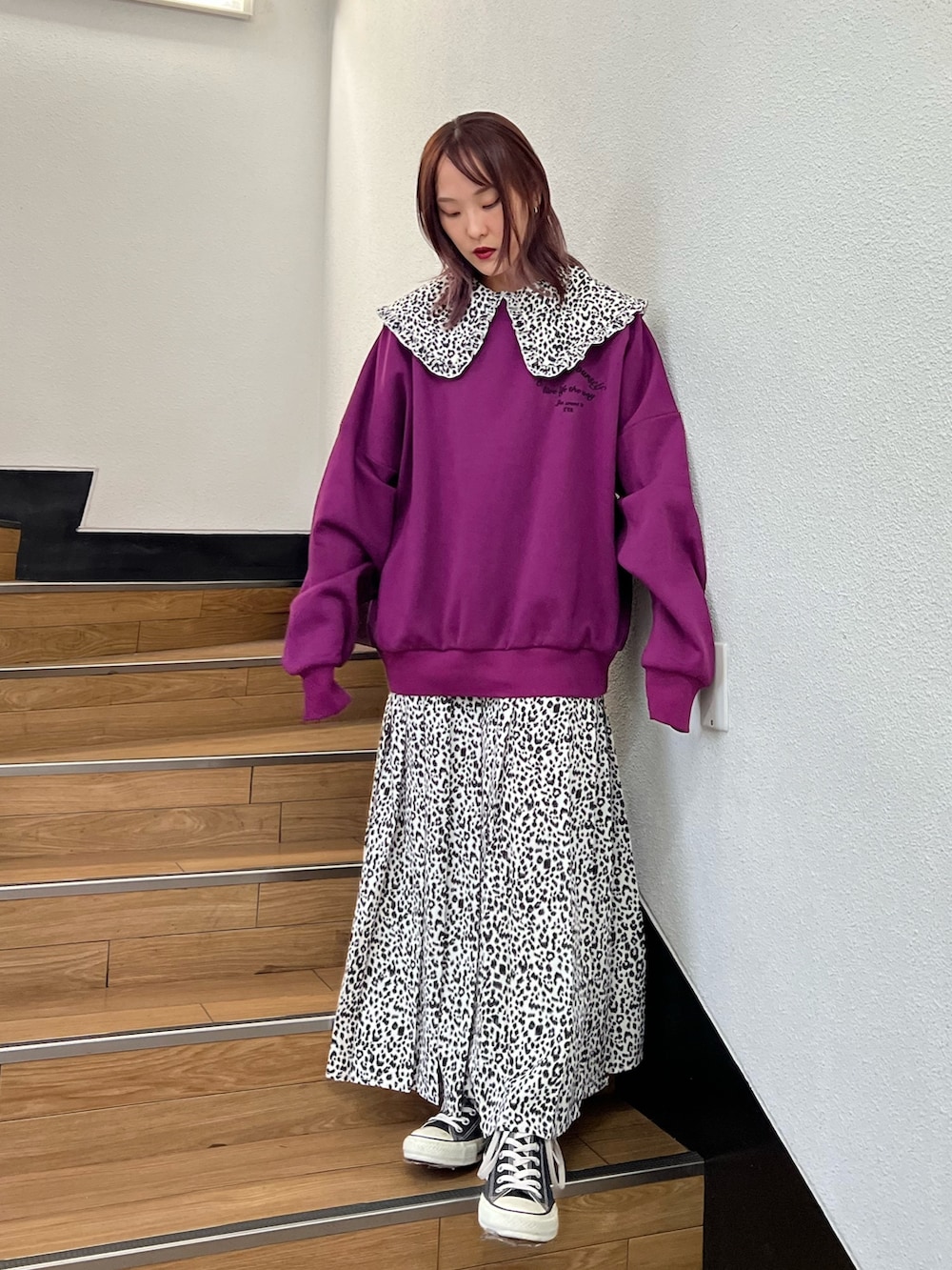 パープル系のワンピース、ブラック系のTシャツ/カットソーを着用したレディースの秋コーディネートの2枚目の写真