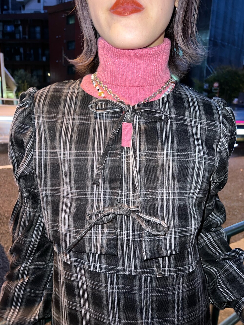 ブラック系のワンピース、ピンク系のニット/セーターを着用したレディースの冬コーディネートの6枚目の写真