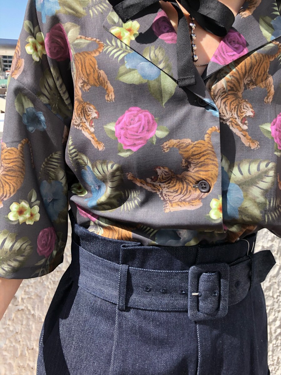 ブラック系のブーツ、ブラック系のシャツ/ブラウス、ブルー系のその他パンツを着用したレディースの春コーディネートの3枚目の写真