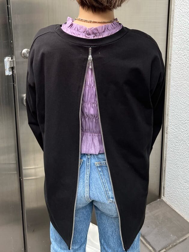 ブルー系のデニムパンツ、ホワイト系のハンドバッグ、パープル系のTシャツ/カットソーを着用したレディースの夏コーディネートの6枚目の写真