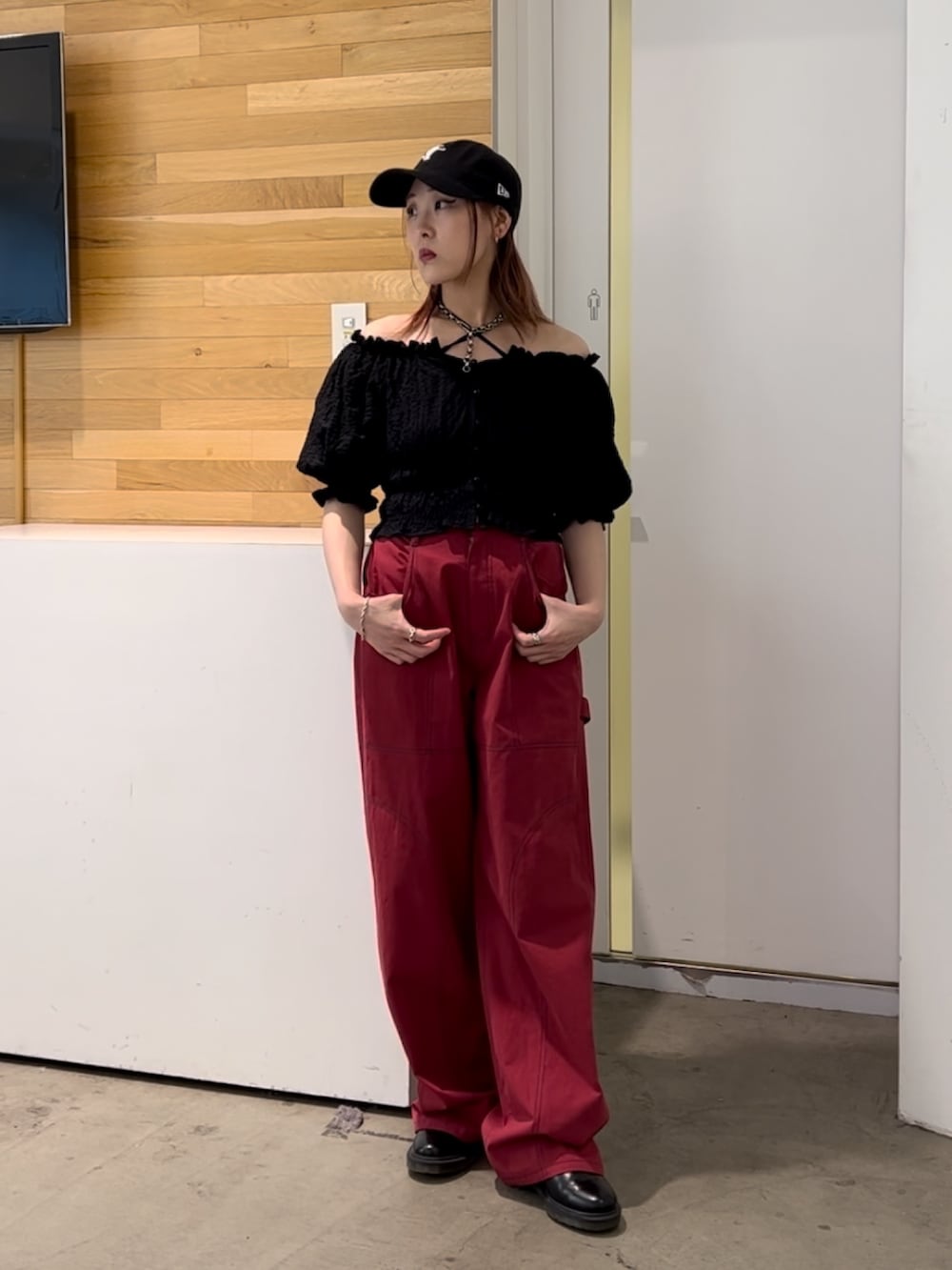 ブラック系のシャツ/ブラウス、レッド系のその他パンツを着用したレディースの夏コーディネートの3枚目の写真