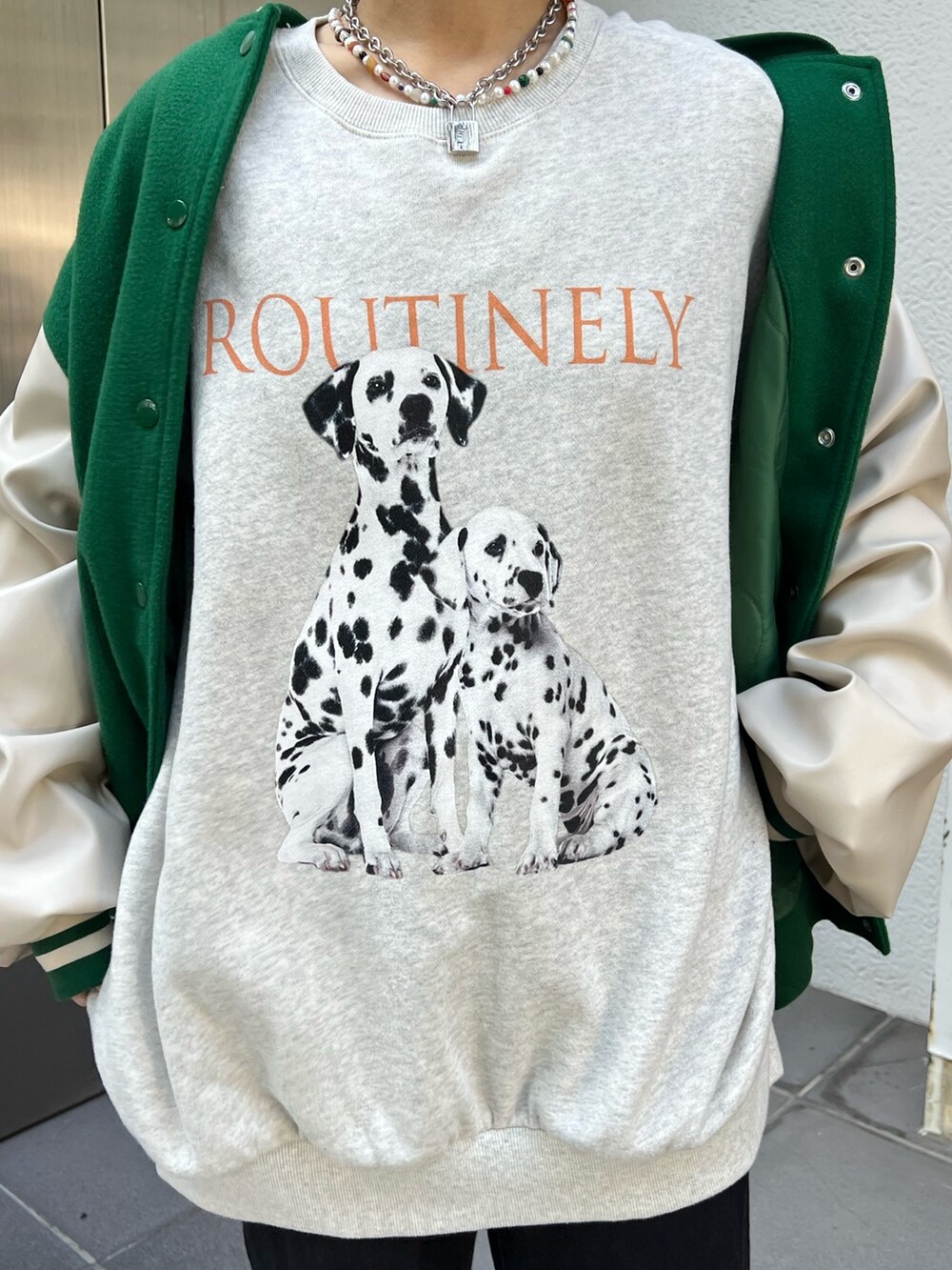 グレー系のスウェット、グリーン系のスタジャン、ホワイト系のスニーカーを着用したレディースの秋コーディネートの8枚目の写真