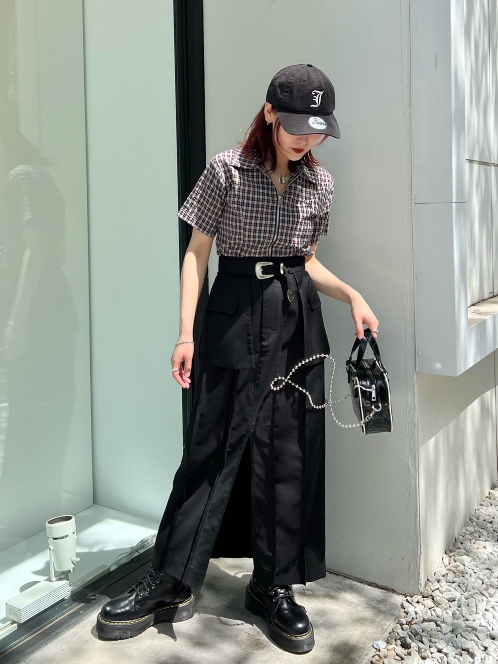 ブラック系のシャツ/ブラウス、ブラック系のボストンバッグ、ブラック系のスカートを着用したレディースの春コーディネートの5枚目の写真