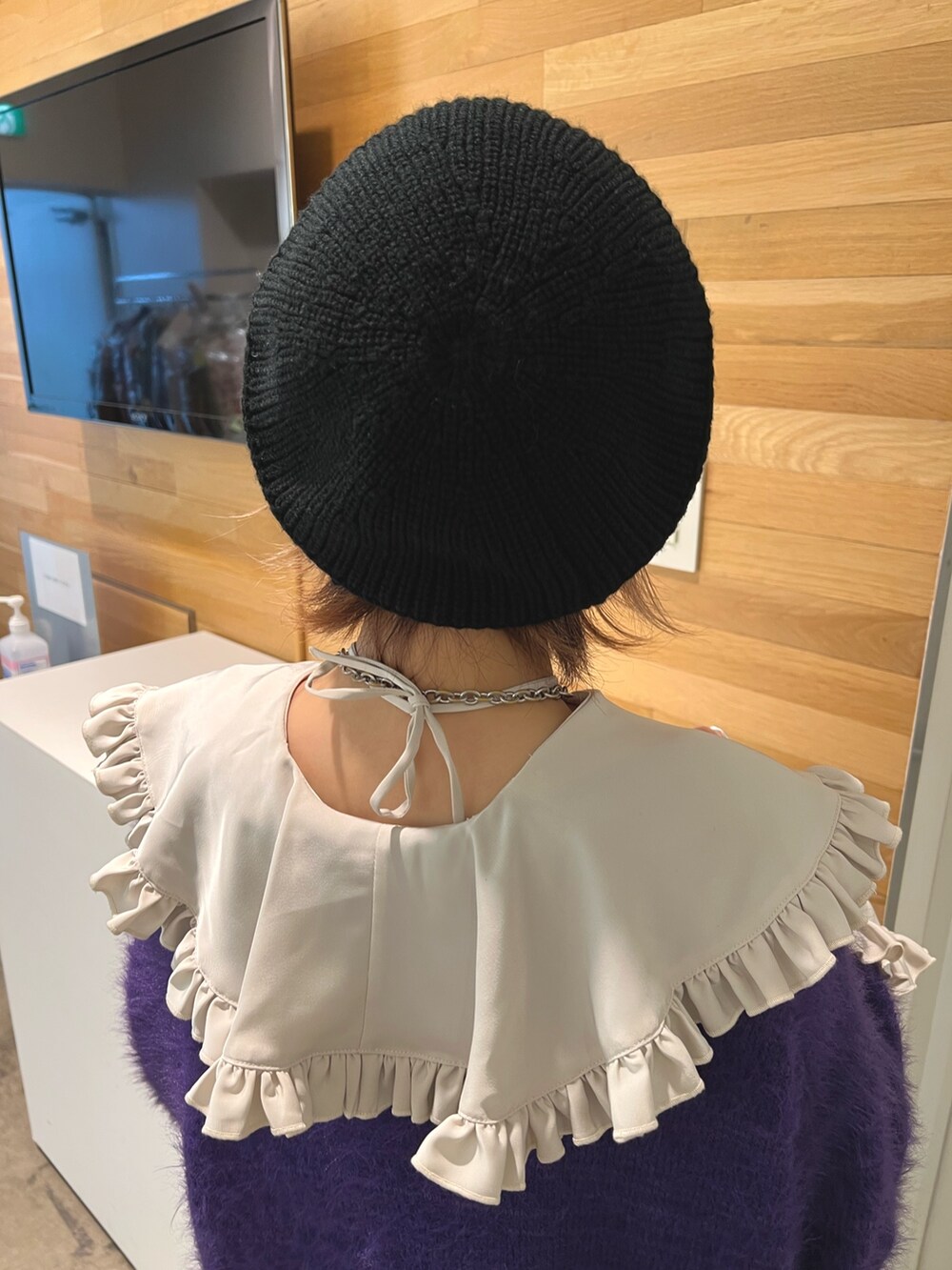 ホワイト系のシャツ/ブラウス、パープル系のカーディガン/ボレロ、ブラック系のデニムパンツを着用したレディースの冬コーディネートの10枚目の写真