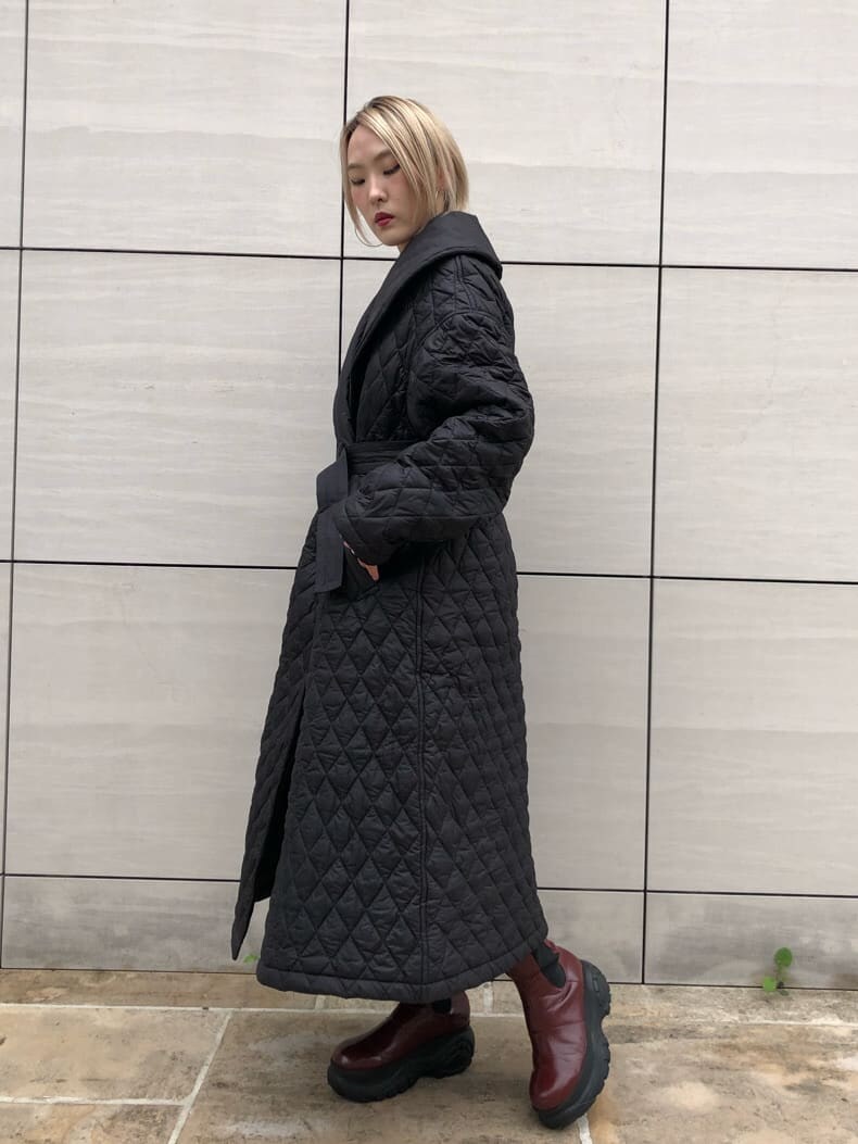 ホワイト系のTシャツ/カットソー、ブラック系のその他アウターを着用したレディースの秋コーディネートの5枚目の写真