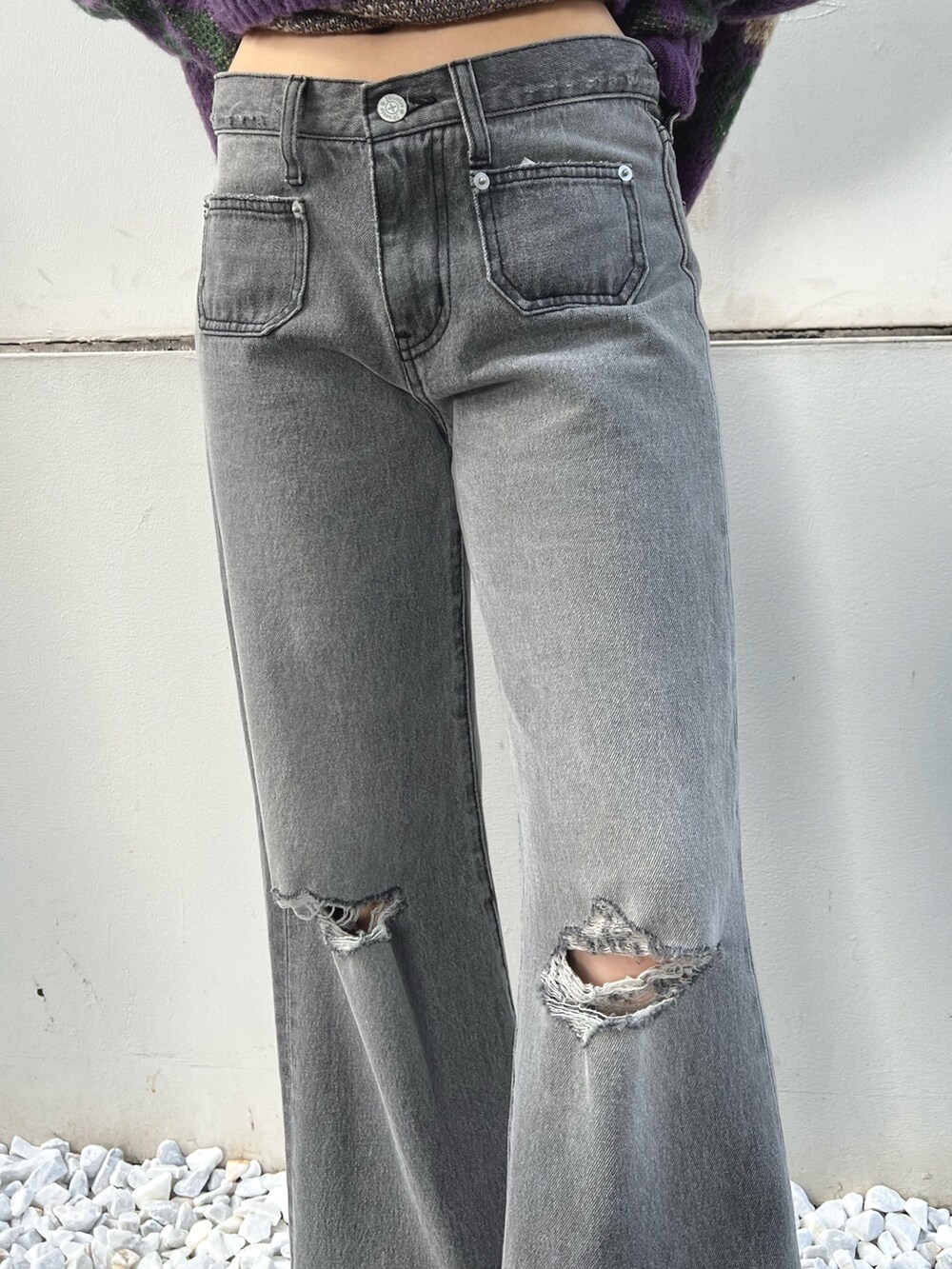 ブラック系のデニムパンツ、パープル系のニット/セーターを着用したレディースの秋コーディネートの9枚目の写真