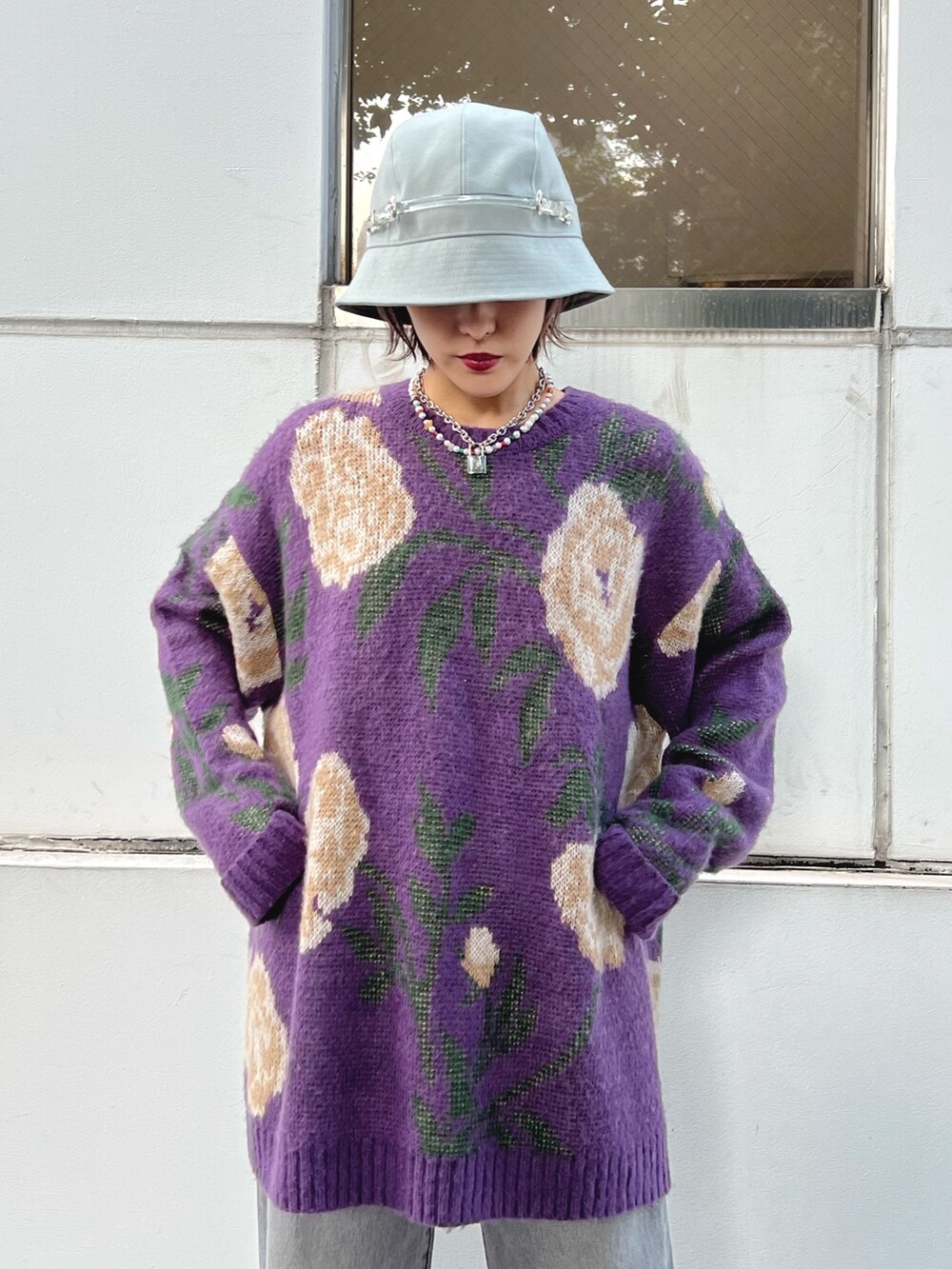 ブラック系のデニムパンツ、パープル系のニット/セーターを着用したレディースの秋コーディネートの7枚目の写真