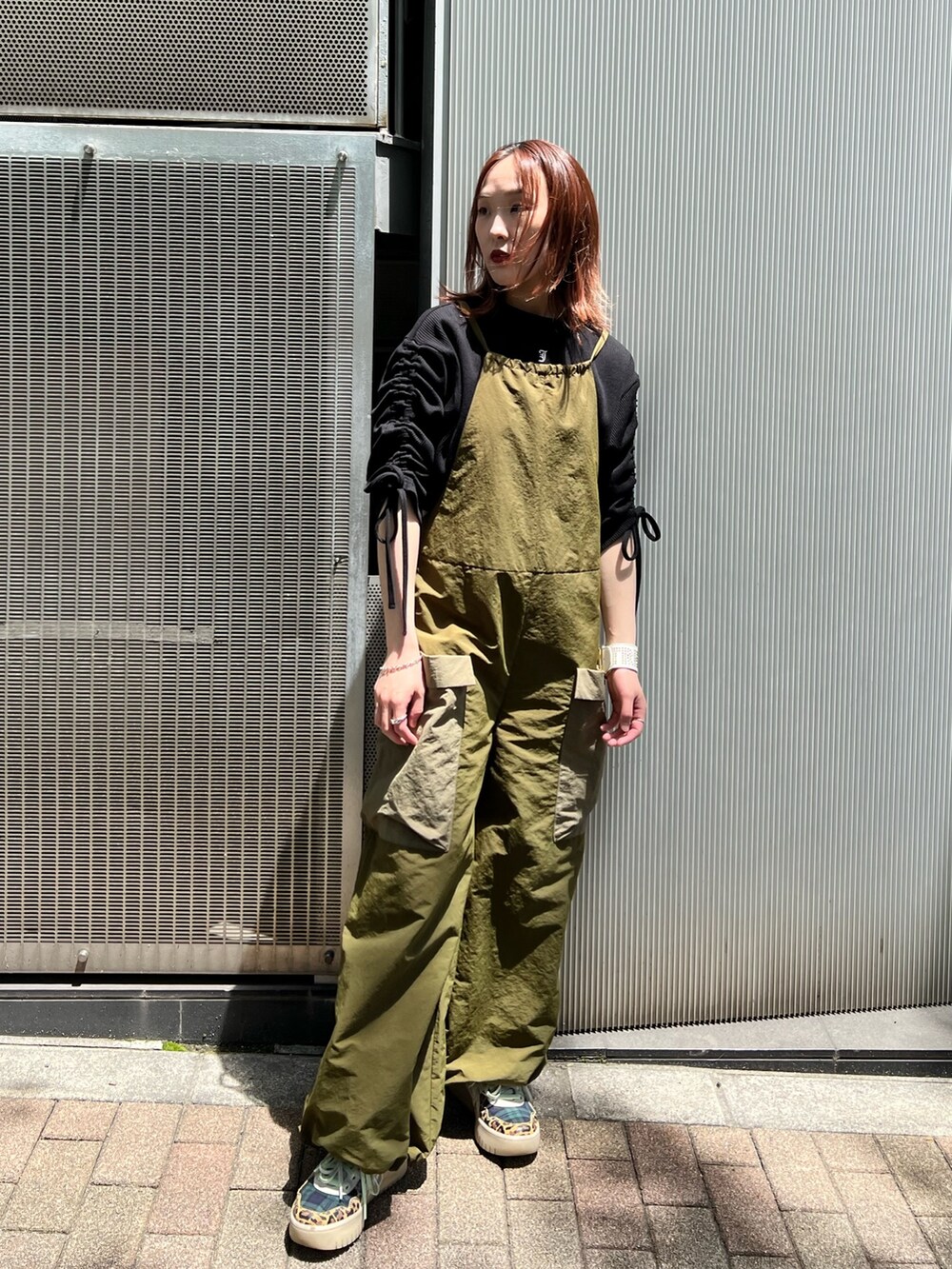 ブラック系のTシャツ/カットソー、グリーン系のサロペット/オーバーオールを着用したレディースの夏コーディネートの2枚目の写真