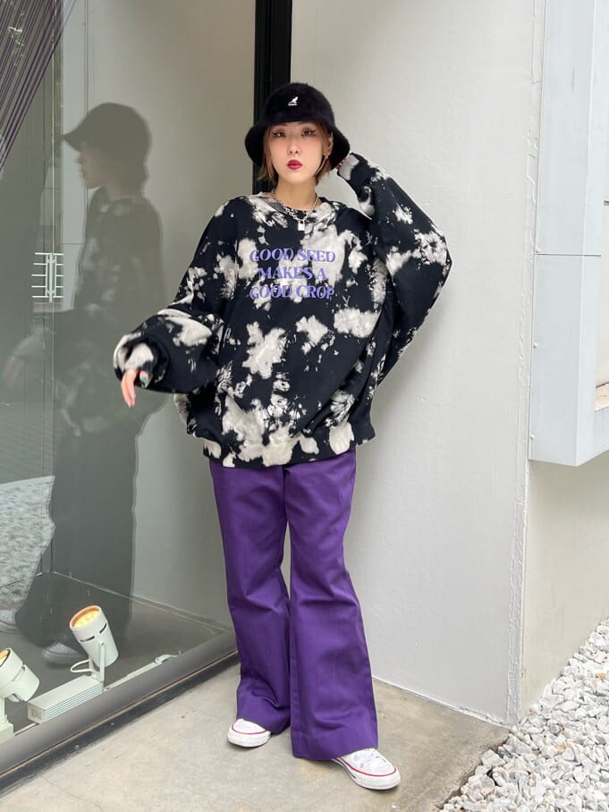 ホワイト系のスニーカー、ブラック系のスウェットを着用したレディースの秋コーディネートの2枚目の写真