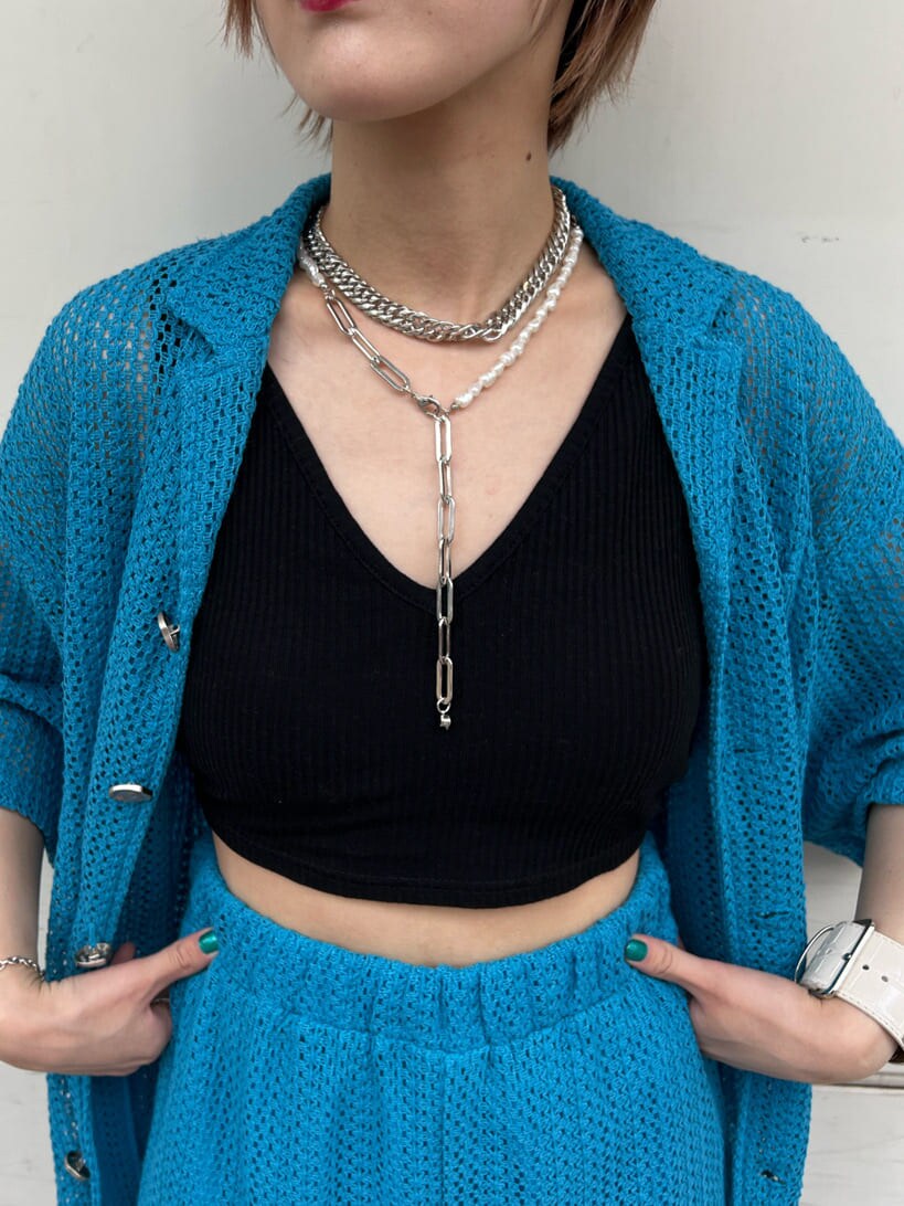 ブラック系のキャミソール、ブルー系のその他パンツ、ブルー系のシャツ/ブラウスを着用したレディースの夏コーディネートの9枚目の写真