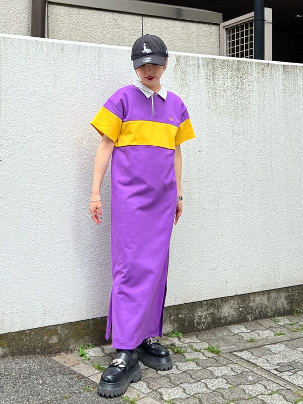 パープル系のワンピース、ブラック系のローファー、ブラック系のキャップを着用したレディースの春コーディネートの4枚目の写真