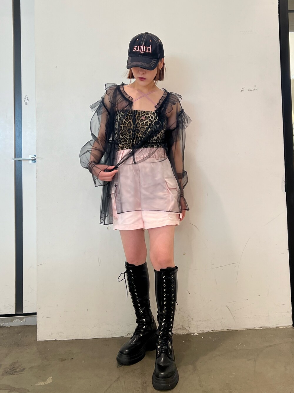 ブラック系のシャツ/ブラウス、ブラウン系のキャミソール、ピンク系のその他パンツを着用したレディースの春コーディネートの4枚目の写真