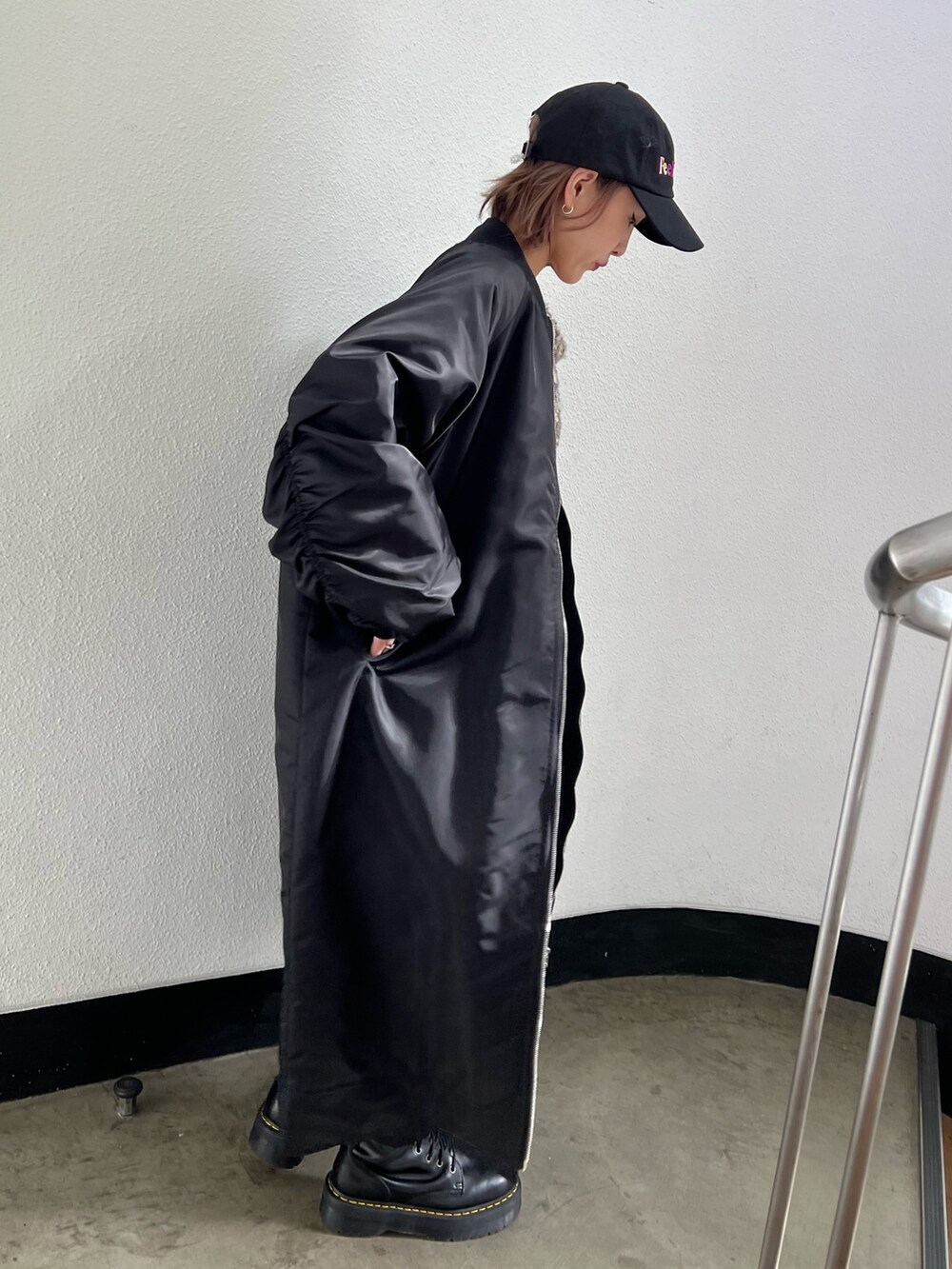 ブラック系のその他パンツ、ブラック系のニット/セーター、ブラック系のブーツを着用したレディースの冬コーディネートの3枚目の写真