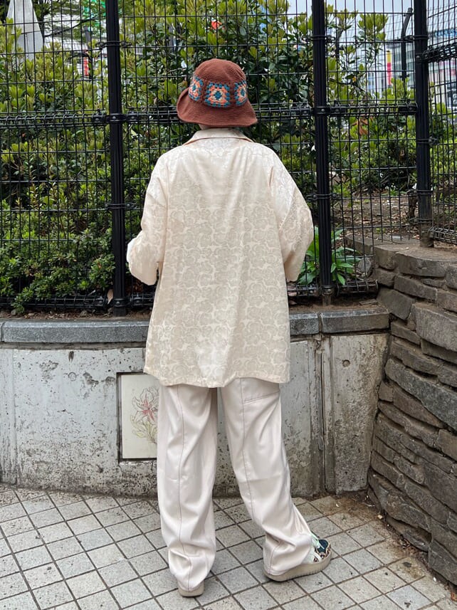 ホワイト系のスラックス、ホワイト系のシャツ/ブラウス、ホワイト系のTシャツ/カットソーを着用したレディースの春コーディネートの4枚目の写真