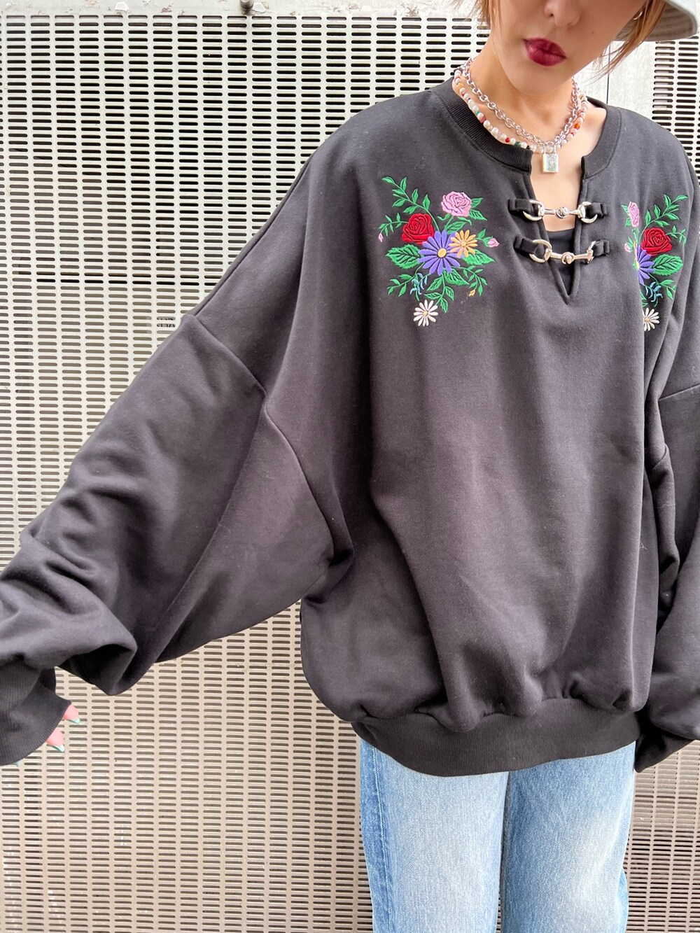 ブラック系のTシャツ/カットソー、ブルー系のデニムパンツ、ブラック系のブーツを着用したレディースの秋コーディネートの8枚目の写真