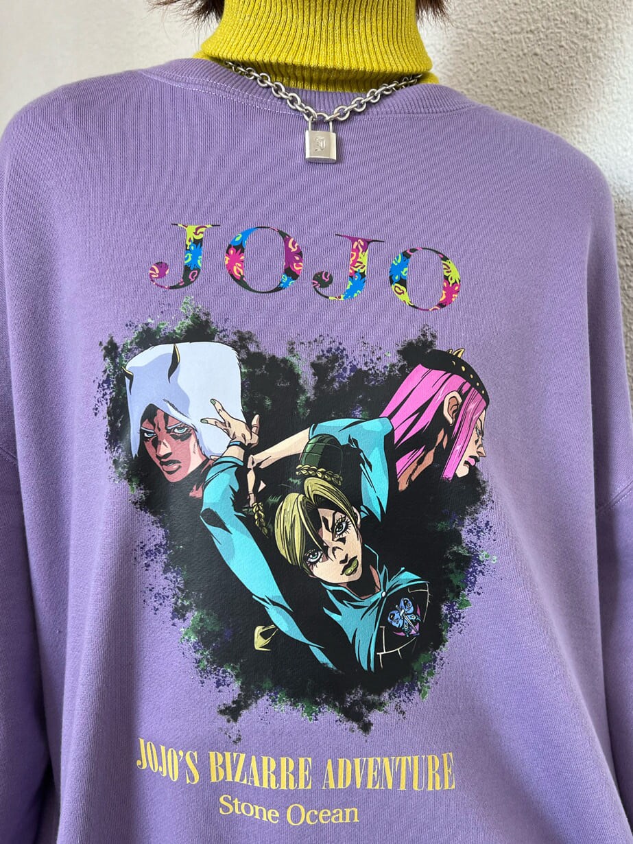 イエロー系のニット/セーター、パープル系のスウェット、ホワイト系のその他パンツを着用したレディースの秋コーディネートの6枚目の写真