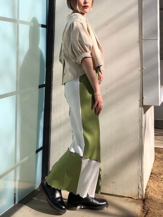 ホワイト系のテーラードジャケット、グリーン系のスカート、ブラック系のTシャツ/カットソーを着用したレディースの春コーディネートの3枚目の写真