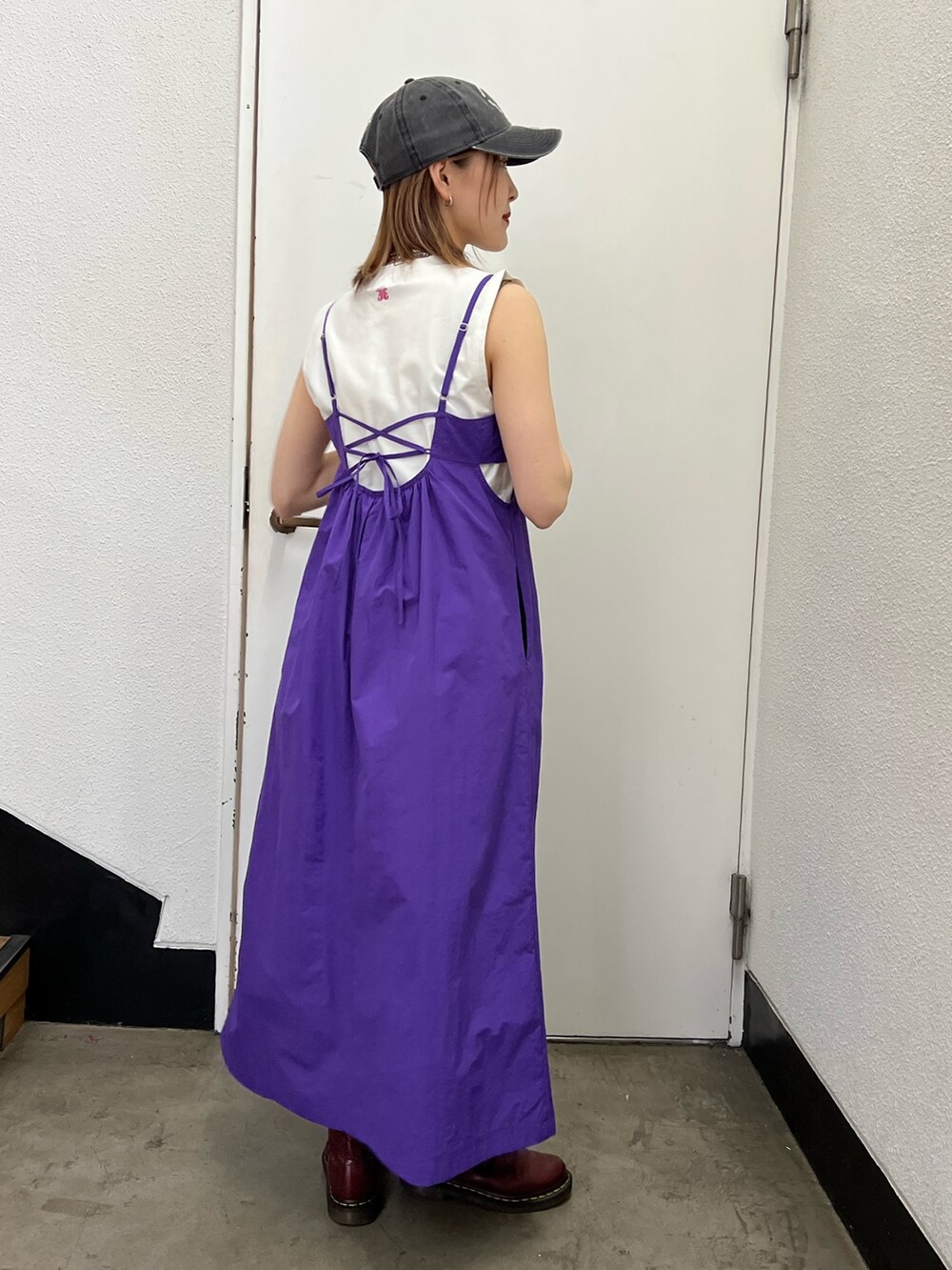 ホワイト系のタンクトップ、パープル系のワンピース、シルバー系のネックレスを着用したレディースの春コーディネートの9枚目の写真
