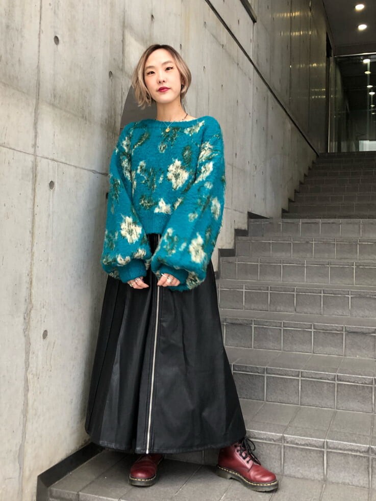 ブラック系のセットアップ、ブルー系のカーディガン/ボレロを着用したレディースの秋コーディネートの2枚目の写真