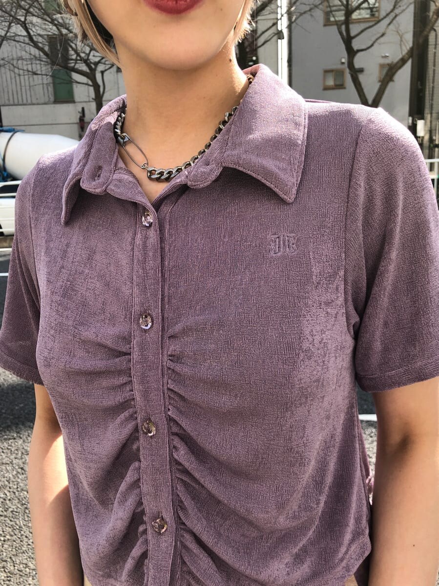 ホワイト系のその他シューズ、イエロー系のスラックス、パープル系のシャツ/ブラウスを着用したレディースの夏コーディネートの6枚目の写真