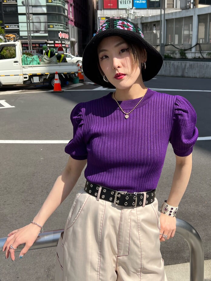 ホワイト系のスラックス、ホワイト系のその他シューズ、ホワイト系のキャミソールを着用したレディースの春コーディネートの5枚目の写真