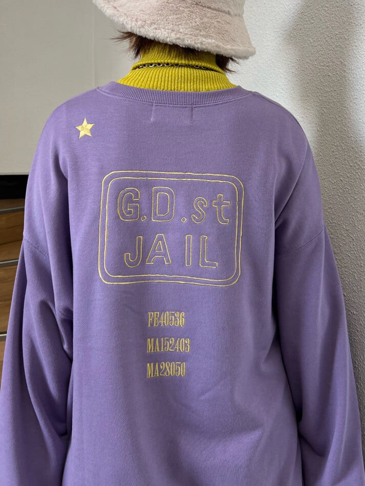 イエロー系のニット/セーター、パープル系のスウェット、ホワイト系のその他パンツを着用したレディースの秋コーディネートの7枚目の写真