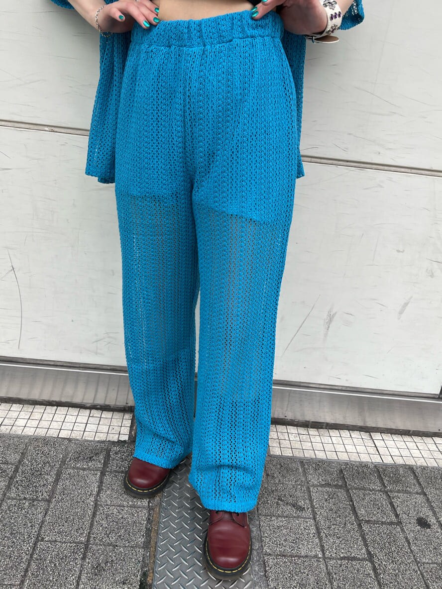 ブラック系のキャミソール、ブルー系のその他パンツ、ブルー系のシャツ/ブラウスを着用したレディースの夏コーディネートの7枚目の写真