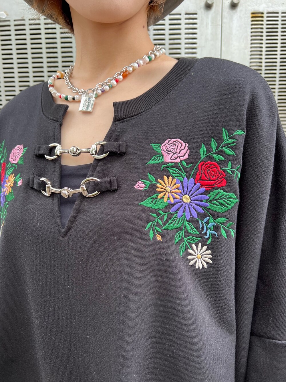 ブラック系のTシャツ/カットソー、ブルー系のデニムパンツ、ブラック系のブーツを着用したレディースの秋コーディネートの7枚目の写真