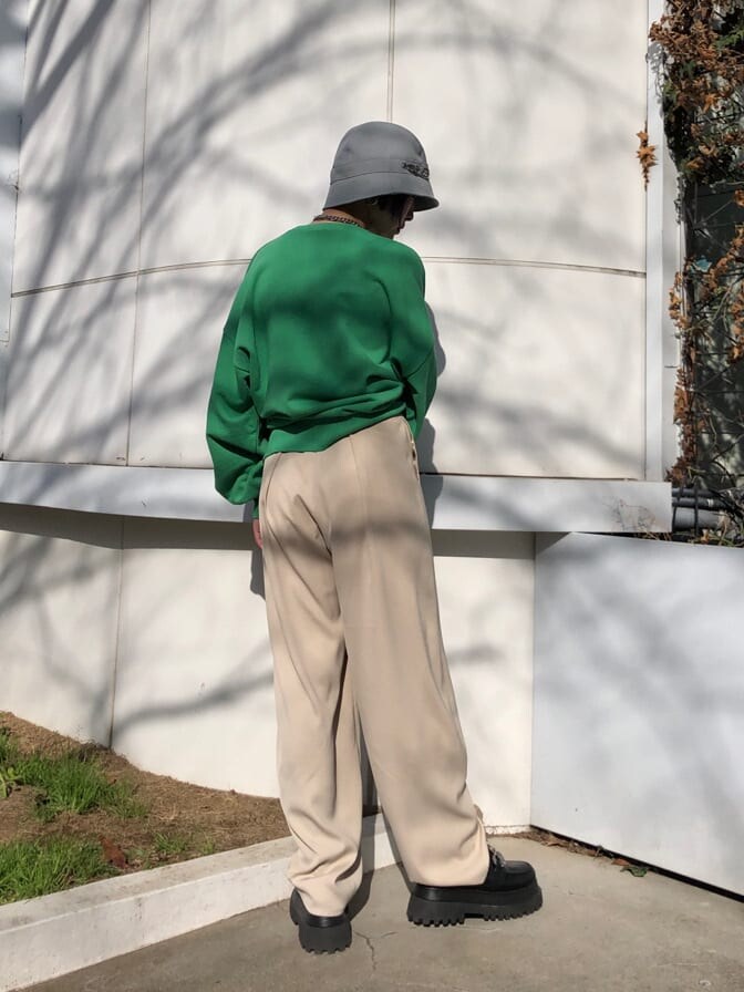 ホワイト系のスラックス、グリーン系のスウェットを着用したレディースの冬コーディネートの4枚目の写真