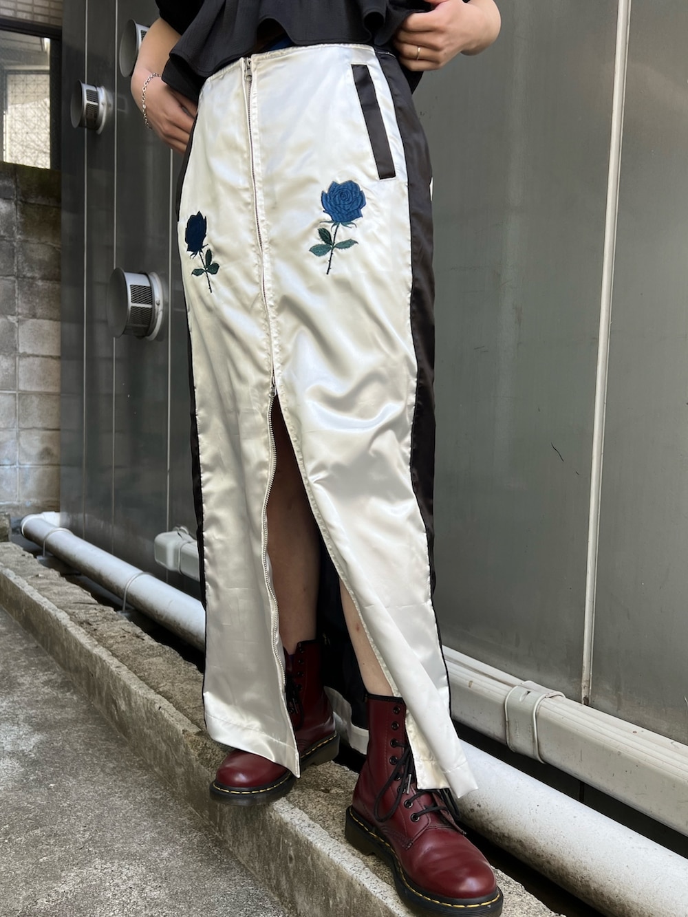 ホワイト系のスカジャン、ホワイト系のスカート、ブラック系のシャツ/ブラウスを着用したレディースの冬コーディネートの7枚目の写真