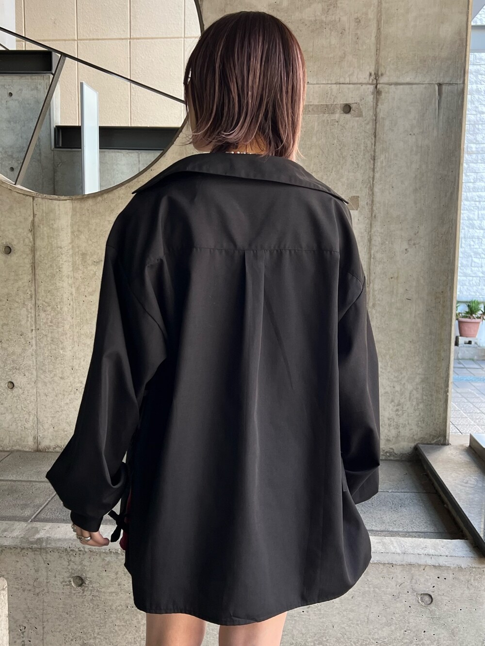 ブラック系のシャツ/ブラウス、レッド系のその他パンツを着用したレディースの冬コーディネートの6枚目の写真