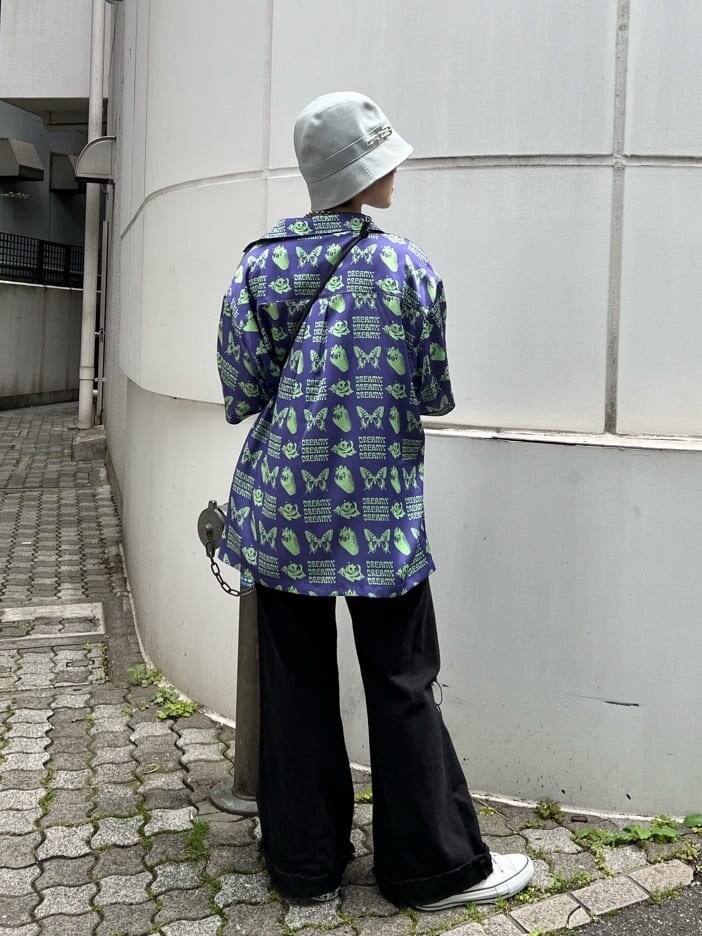 ブラック系のデニムパンツ、ブラック系のキャミソール、パープル系のTシャツ/カットソーを着用したレディースの夏コーディネートの4枚目の写真