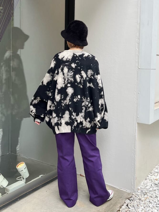 ホワイト系のスニーカー、ブラック系のスウェットを着用したレディースの秋コーディネートの4枚目の写真