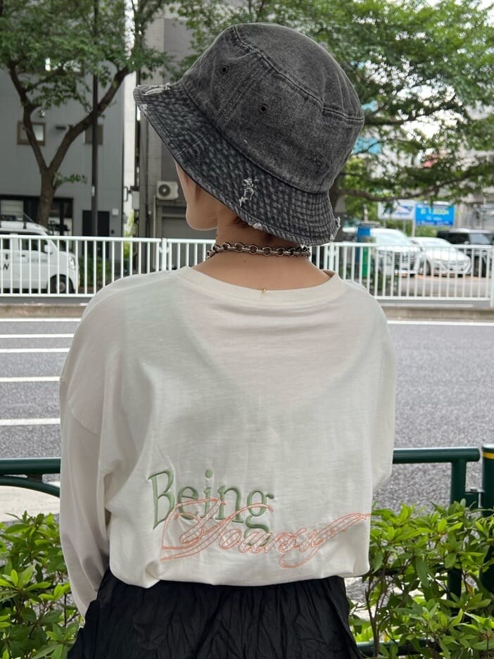 ブラック系のワンピース、ホワイト系のTシャツ/カットソー、グリーン系のキャミソールを着用したレディースの秋コーディネートの6枚目の写真