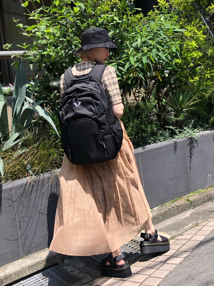 ベージュ系のワンピース、ブラック系のサンダル、ブラック系のハットを着用したレディースの夏コーディネートの4枚目の写真